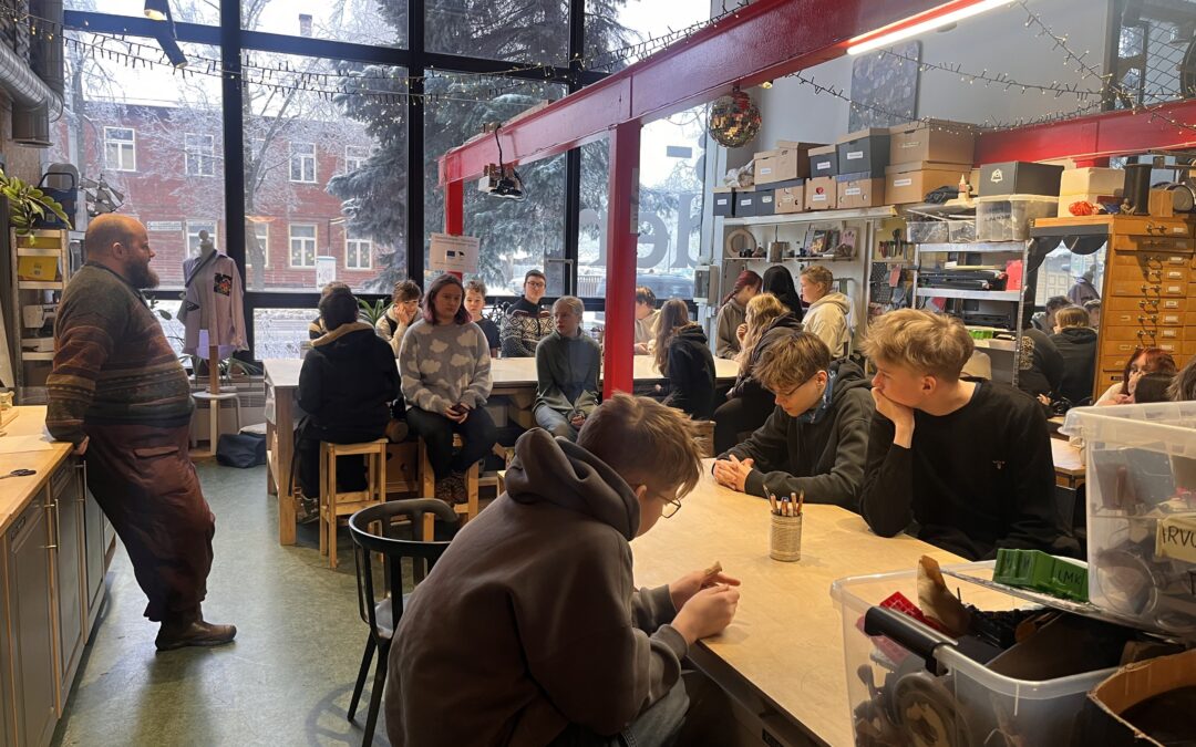 Minifirmade projekt viis Kastre valla koolinoored Aparaaditehasesse õppima