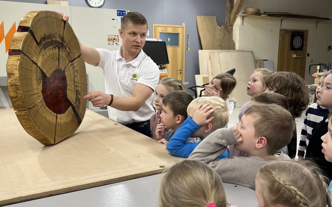 Valgamaa noored ettevõtjad tutvusid puidutöö võimalustega