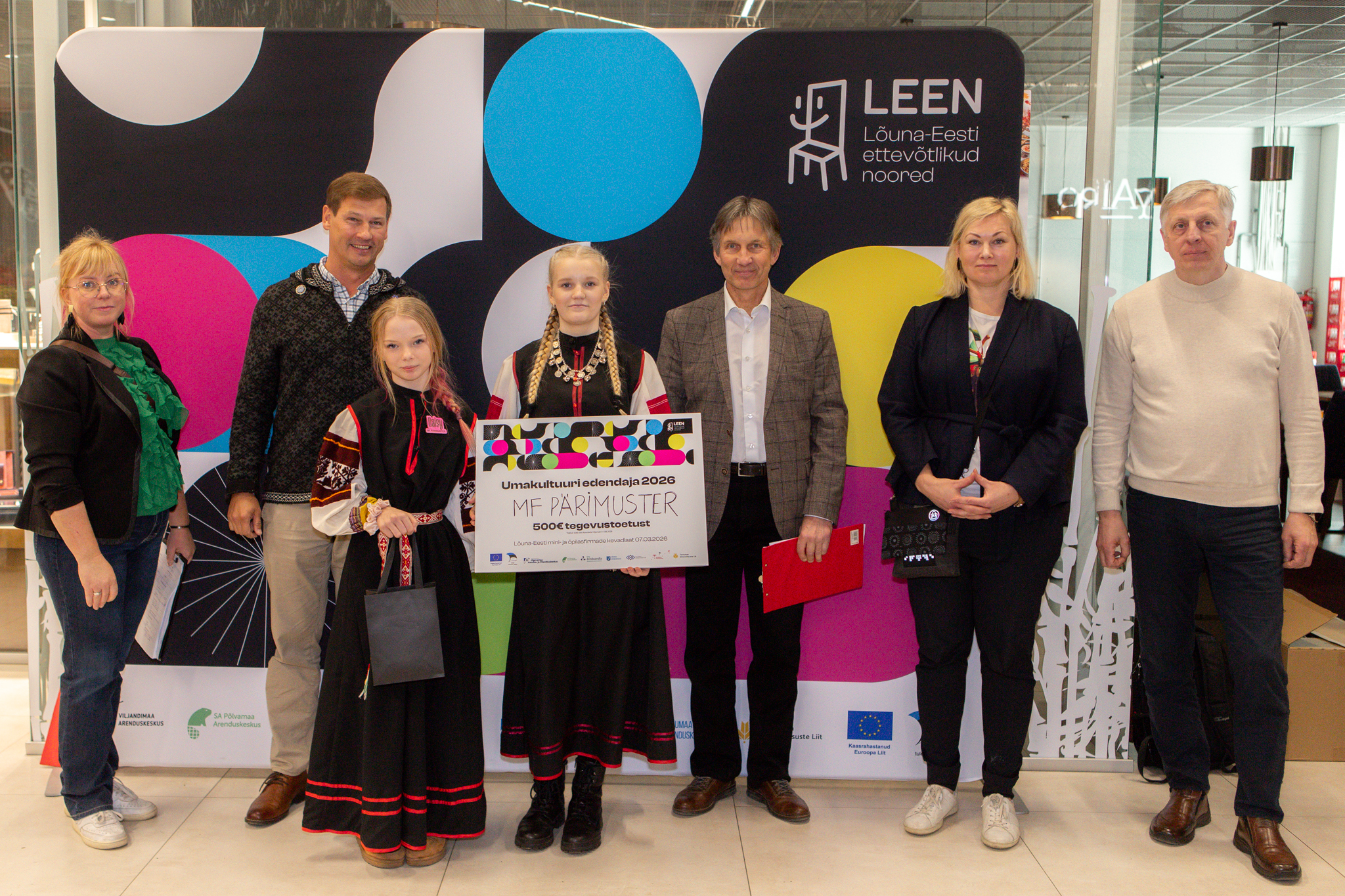 Parima umakultuuri edendaja auhinna võitja MF Pärimuster koos žüriiga. Foto: Helena Sammelsoo