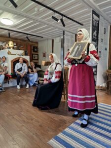Ühel suvekooli osalisel avanes võimalus ka ise seto rahvarõivad selga tõmmata.